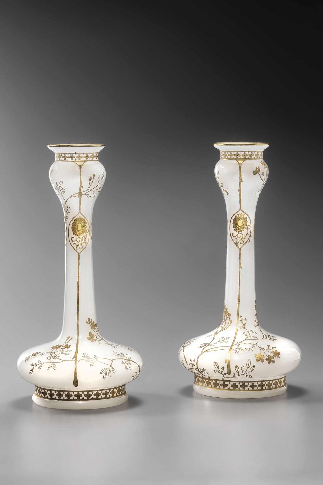 Paire de vases en cristal massif  "opale" blanc Baccarat v. 1890