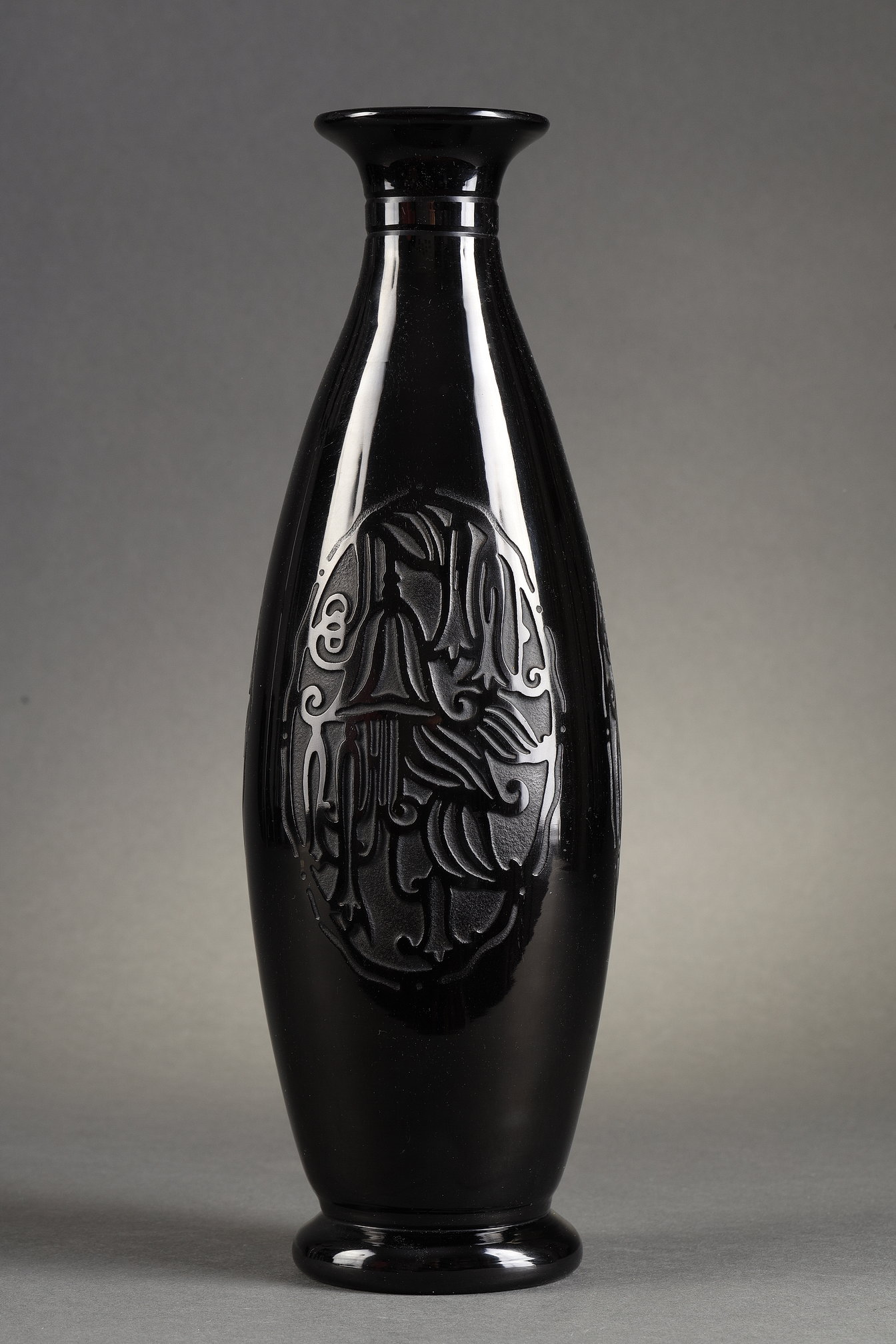 Vase en cristal massif  "onyx" noir gravé Baccarat v. 1925