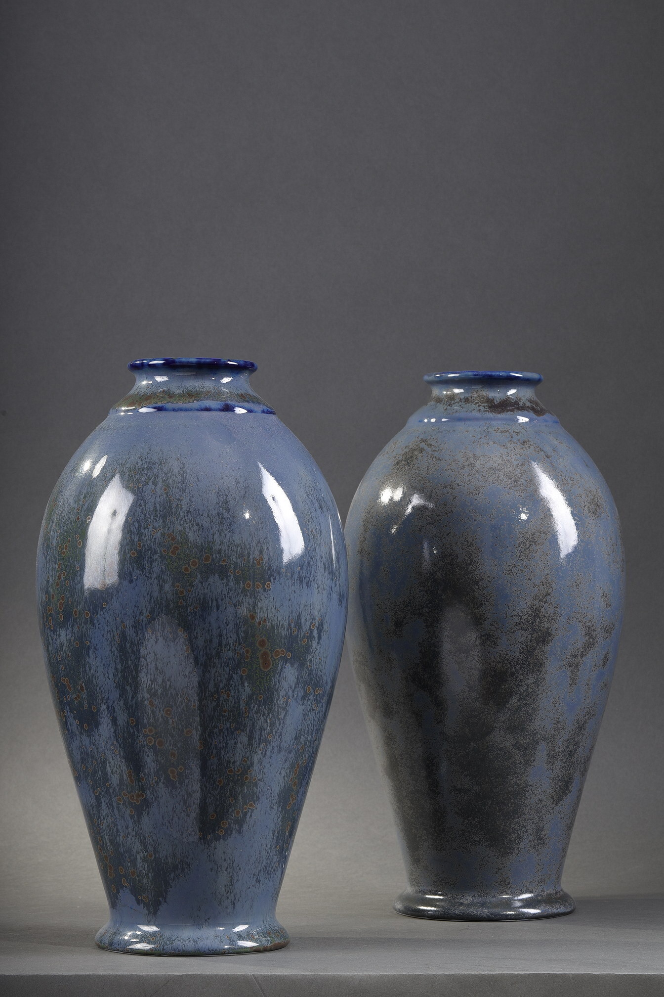 Paire de vases porcelaine Art déco et Manufacture nationale de Sèvres datés 1933